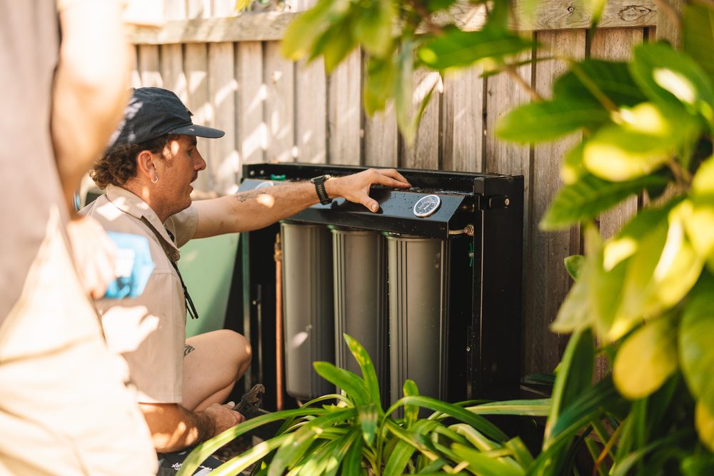 Fitting cartridges into the filter housing